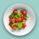 Anammas vegobullar serverade med tomatsås och gryn