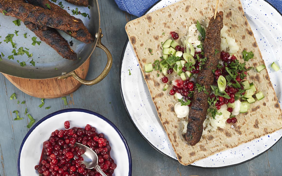 Anammas formbara färs på spett i tunnbröd med lingon och sallad