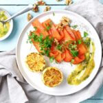 Tallrik med vegansk morotslax och citron