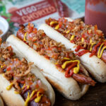 Korv med bröd med vegochorizo, ketchup, senap och bostongurka