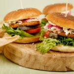 Vegetariska vegoburgare på en träskärbräda