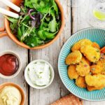 Vegonuggets, sallad, syrade morötter och dipsåser