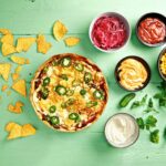 Vegansk tacopaj, med nachos, ost och majs