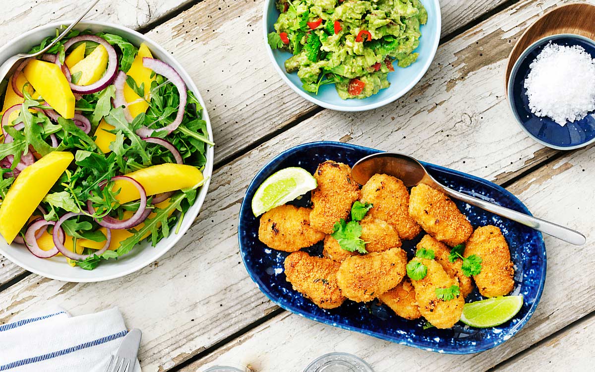 Vegonuggets med avocadocreme, ruccolasallad, mango och rödlök