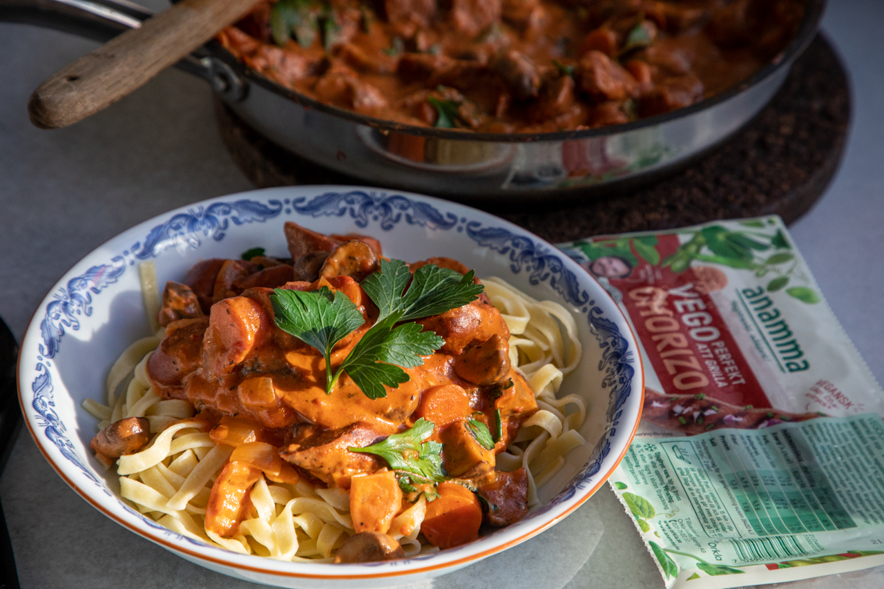 lyxig korvgryta med vegochorizo och pasta - Anamma