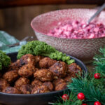 Julbord med veganska julköttbullar med vegansk rödbetssallad