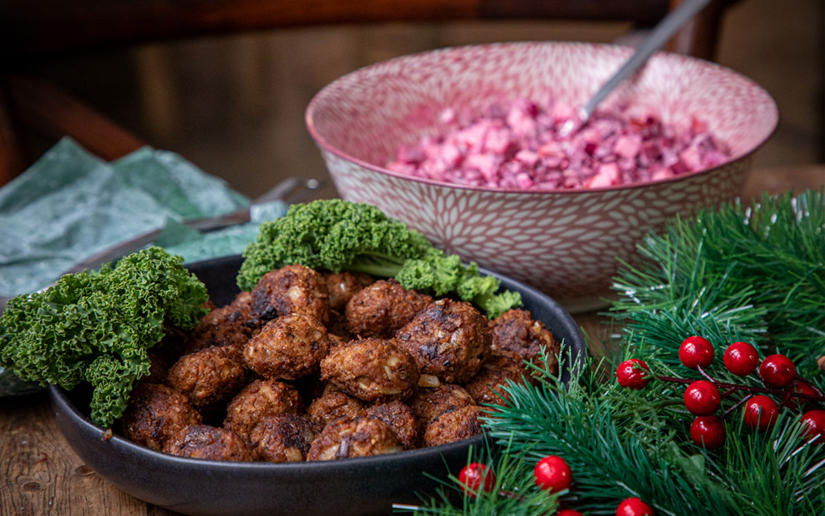 Julbord med veganska julköttbullar med vegansk rödbetssallad