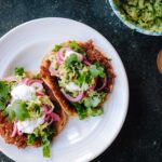 Crispy taco med avokado, yoghurt och picklad lök