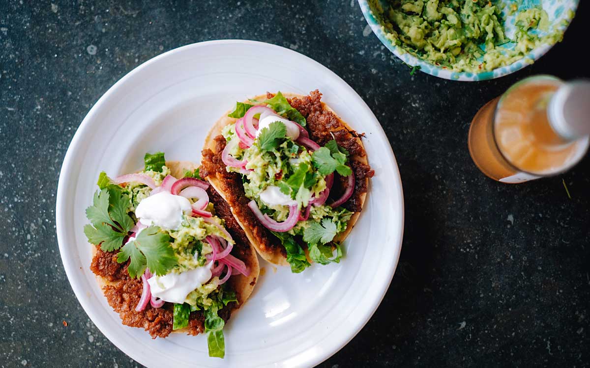 Crispy taco med avokado, yoghurt och picklad lök