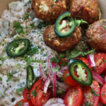 Fetaost och jalapeñopoppers med krämig pärlcouscous och tomatsallad - Anamma
