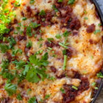 One-pan bakad zucchini med anamma baljväxtfärs i tomatsås och gratinerad med ost