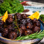 Lyxiga vegetariska julköttbullar gjorda på Anammas formbar färs, med en glaze av ingefära, apelsin och rosmarin