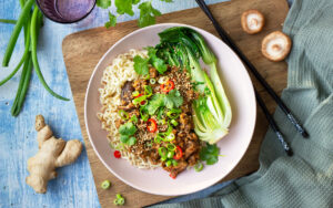 Tallrik med Anammas asiatiska färssås med nudlar, pak choi och salladslök.