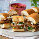 Vegetarisk mingelmat med små burgarsliders med gruyer, tryffelmajonäs och jordärtskockschips