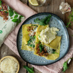 Tallrik med öppen Öppen vegolasagne med Anamas vegofärs, svamp, grönkål och vispad mozarella