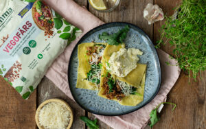 Tallrik med öppen Öppen vegolasagne med Anamas vegofärs, svamp, grönkål och vispad mozarella