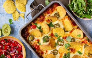 Tacogratäng med Anammas baljväxtfärs, nachos, salsa