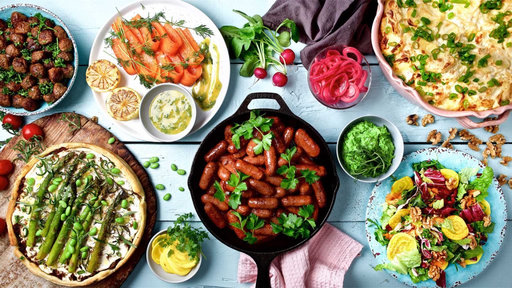 Anammas vegetariska påskbord, vegoprins, sparrispaj, potatisgratäng, picklad rödlök, vegobullar och sallad med rotfrukter.