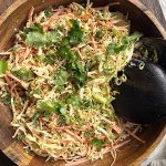 Salladsskål med asiatisk coleslaw.