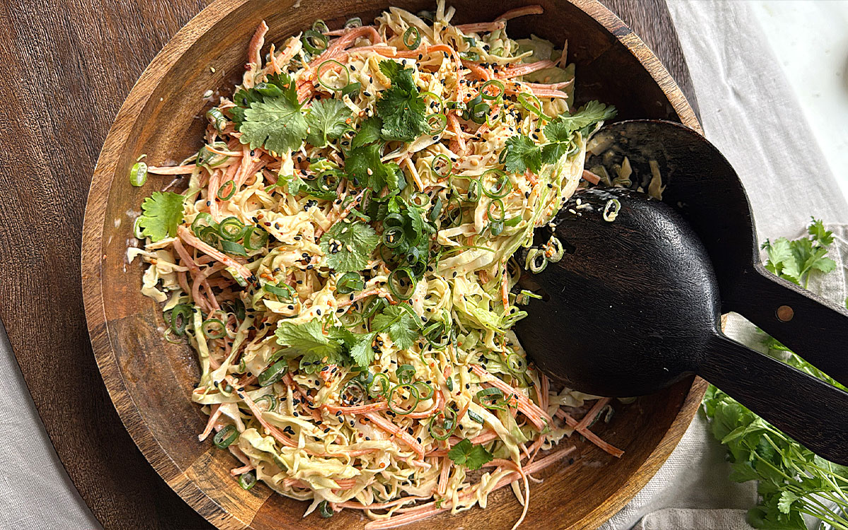 Salladsskål med asiatisk coleslaw.