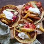 Smashed vegogyros med grekisk sallad, pommes och vitlökssås.