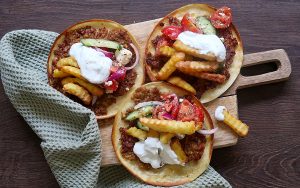 Smashed vegogyros med grekisk sallad, pommes och vitlökssås.
